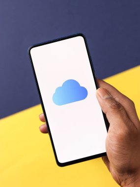 Assam, Hindistan - 29 Ekim 2020: Telefon ekranındaki logo.