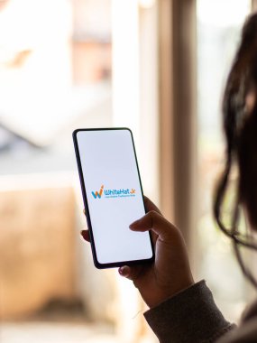 Assam, Hindistan - 15 Ocak 2020: Telefon ekranında Whitehat Jr logosu.
