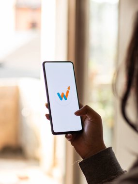 Assam, Hindistan - 15 Ocak 2020: Telefon ekranında Whitehat Jr logosu.