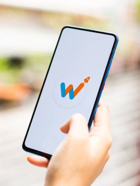 Assam, Hindistan - 15 Ocak 2020: Telefon ekranında Whitehat Jr logosu.