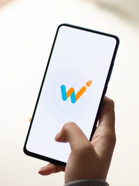 Assam, Hindistan - 15 Ocak 2020: Telefon ekranında Whitehat Jr logosu.