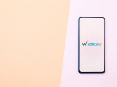 Assam, Hindistan - 15 Ocak 2020: Telefon ekranında Whitehat Jr logosu.