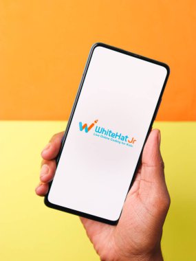 Assam, Hindistan - 15 Ocak 2020: Telefon ekranında Whitehat Jr logosu.