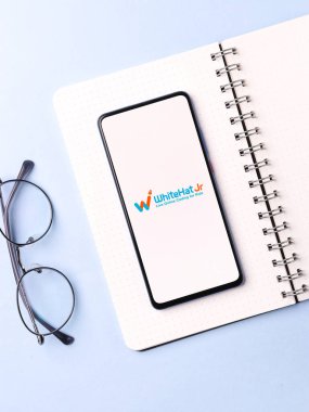 Assam, Hindistan - 15 Ocak 2020: Telefon ekranında Whitehat Jr logosu.