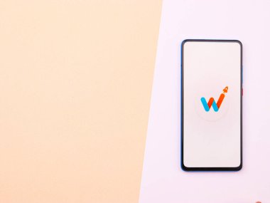 Assam, Hindistan - 15 Ocak 2020: Telefon ekranında Whitehat Jr logosu.