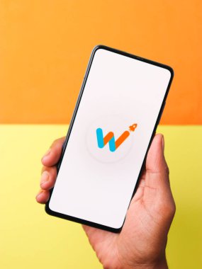 Assam, Hindistan - 15 Ocak 2020: Telefon ekranında Whitehat Jr logosu.