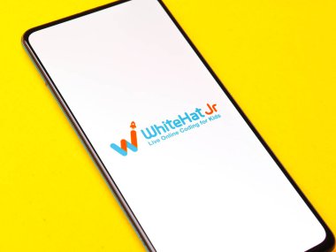 Assam, Hindistan - 15 Ocak 2020: Telefon ekranında Whitehat Jr logosu.