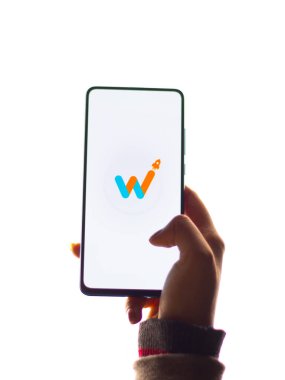 Assam, Hindistan - 15 Ocak 2020: Telefon ekranında Whitehat Jr logosu.