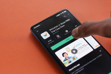 Assam, Hindistan - 15 Ocak 2020: Telefon ekranında Whitehat Jr logosu.