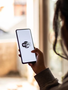 Assam, Hindistan - 15 Ocak 2020: Telefon ekranında Wifi logosu.