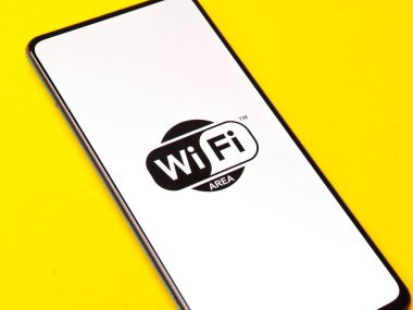 Assam, Hindistan - 15 Ocak 2020: Telefon ekranında Wifi logosu.