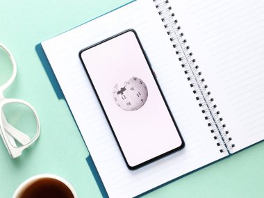Assam, Hindistan - 15 Ağustos 2020: Wikipedia telefon ekranında online bir ansiklopedi logosu.