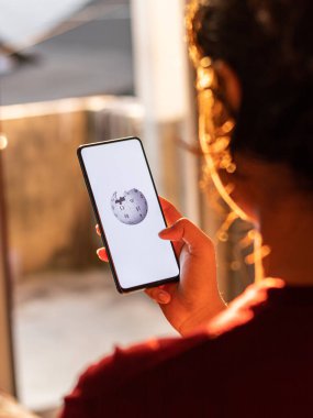 Assam, Hindistan - 15 Ağustos 2020: Wikipedia telefon ekranında online bir ansiklopedi logosu.