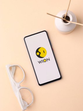 Assam, Hindistan - 10 Nisan 2021 Telefon ekranında WION uygulama logosu.