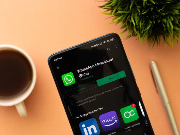 Batı Bangal, Hindistan - 28 Eylül 2021: Telefon ekranında WhatsApp logosu.
