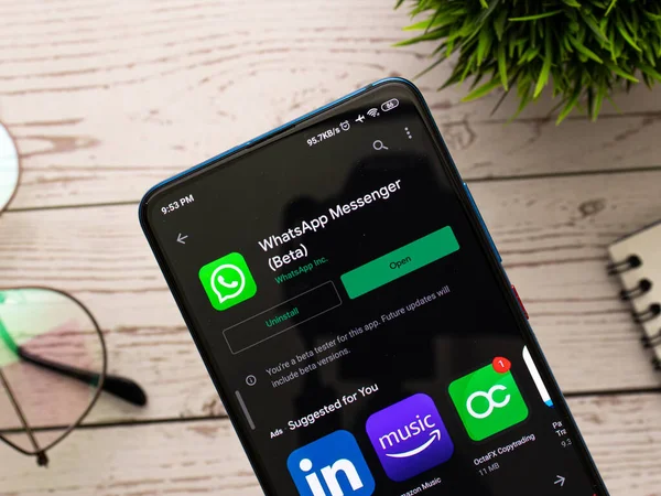 Batı Bangal, Hindistan - 28 Eylül 2021: Telefon ekranında WhatsApp logosu.