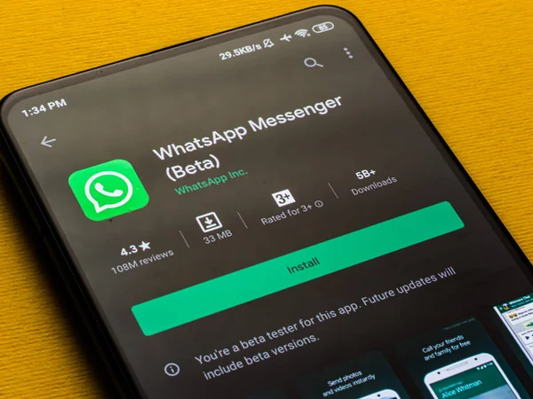 Batı Bangal, Hindistan - 28 Eylül 2021: Telefon ekranında WhatsApp logosu.