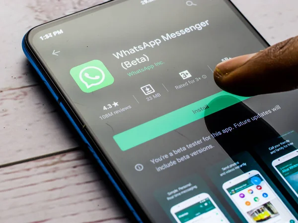 Batı Bangal, Hindistan - 28 Eylül 2021: Telefon ekranında WhatsApp logosu.