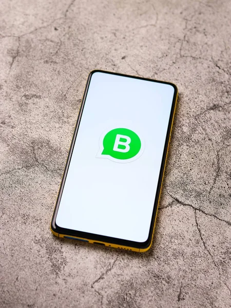 Assam, Hindistan - 29 Ekim 2020: Telefon ekranında Whatsapp iş logosu.