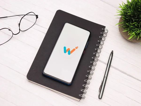 Assam, Hindistan - 15 Ocak 2020: Telefon ekranında Whitehat Jr logosu.