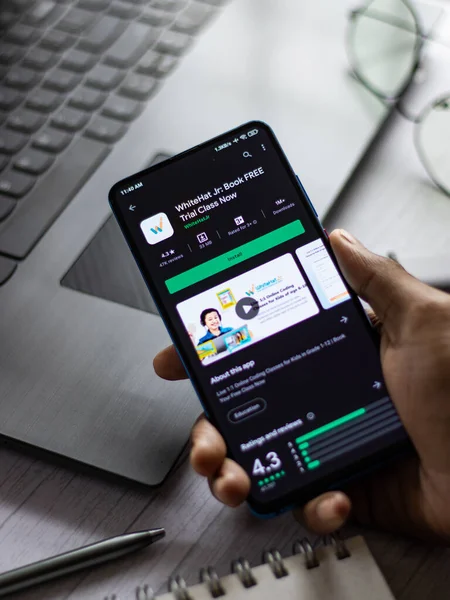 Assam, Hindistan - 15 Ocak 2020: Telefon ekranında Whitehat Jr logosu.