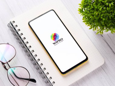 Assam, Hindistan - 24 Eylül 2020: Wipro logosu telefon ekranı görüntüsü.