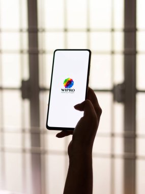 Assam, Hindistan - 24 Eylül 2020: Wipro logosu telefon ekranı görüntüsü.