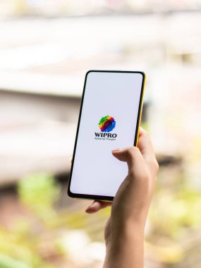 Assam, Hindistan - 24 Eylül 2020: Wipro logosu telefon ekranı görüntüsü.