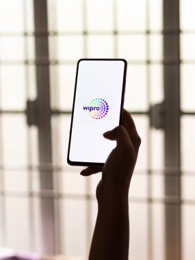 Assam, Hindistan - 24 Eylül 2020: Wipro logosu telefon ekranı görüntüsü.