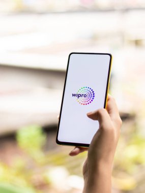 Assam, Hindistan - 24 Eylül 2020: Wipro logosu telefon ekranı görüntüsü.