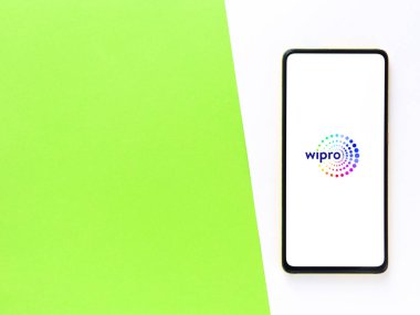 Assam, Hindistan - 24 Eylül 2020: Wipro logosu telefon ekranı görüntüsü.