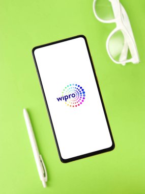 Assam, Hindistan - 24 Eylül 2020: Wipro logosu telefon ekranı görüntüsü.