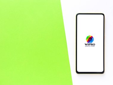 Assam, Hindistan - 24 Eylül 2020: Wipro logosu telefon ekranı görüntüsü.