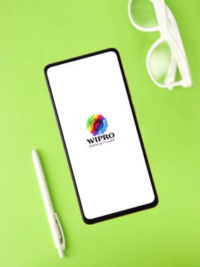 Assam, Hindistan - 24 Eylül 2020: Wipro logosu telefon ekranı görüntüsü.