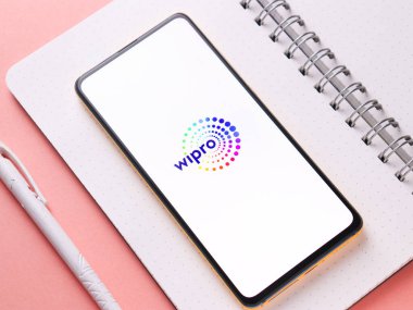 Assam, Hindistan - 24 Eylül 2020: Wipro logosu telefon ekranı görüntüsü.