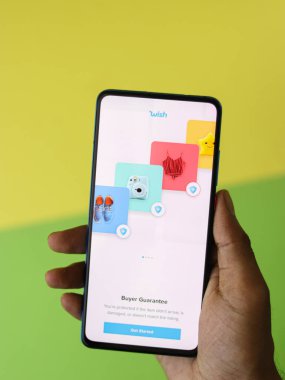 Assam, Hindistan - 14 Temmuz 2020: Dünya çapında bir online alışveriş uygulaması dile.