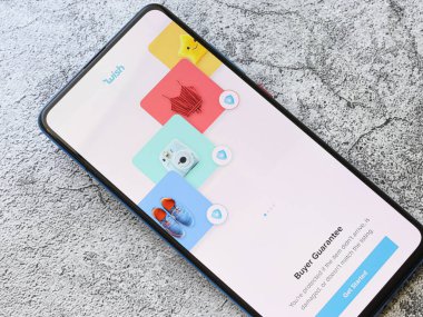 Assam, Hindistan - 14 Temmuz 2020: Dünya çapında bir online alışveriş uygulaması dile.