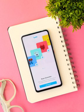 Assam, Hindistan - 14 Temmuz 2020: Dünya çapında bir online alışveriş uygulaması dile.