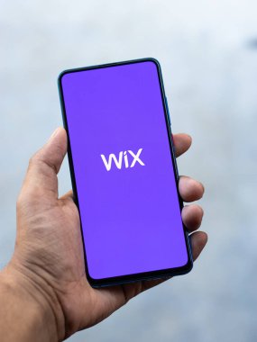 Assam, Hindistan - 6 Eylül 2020: Telefon ekranında Wix logosu.