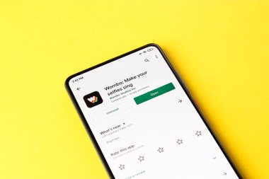 Assam, Hindistan - 10 Nisan 2021: Telefon ekranında Wombo ai logosu.