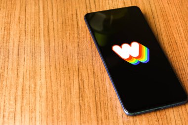Assam, Hindistan - 10 Nisan 2021: Telefon ekranında Wombo ai logosu.