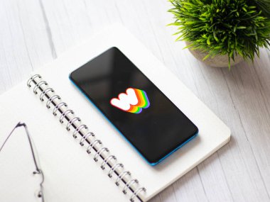 Assam, Hindistan - 10 Nisan 2021: Telefon ekranında Wombo ai logosu.