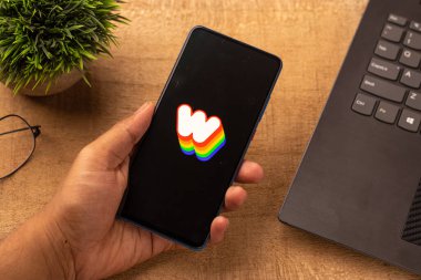 Assam, Hindistan - 10 Nisan 2021: Telefon ekranında Wombo ai logosu.