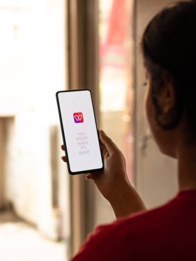 Assam, Hindistan - 10 Mart 2021: Telefon ekranı görüntüsünde Woo uygulaması logosu.