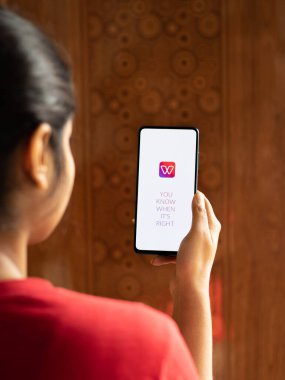 Assam, Hindistan - 10 Mart 2021: Telefon ekranı görüntüsünde Woo uygulaması logosu.