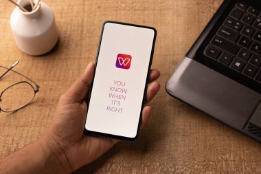 Assam, Hindistan - 10 Mart 2021: Telefon ekranı görüntüsünde Woo uygulaması logosu.