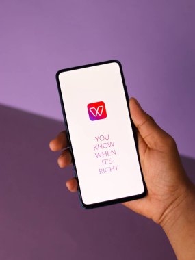 Assam, Hindistan - 10 Mart 2021: Telefon ekranı görüntüsünde Woo uygulaması logosu.
