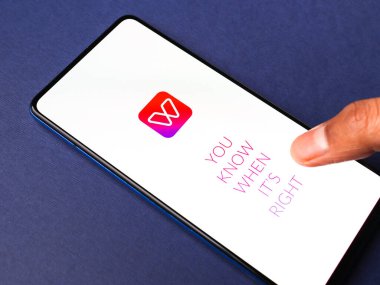 Assam, Hindistan - 10 Mart 2021: Telefon ekranı görüntüsünde Woo uygulaması logosu.