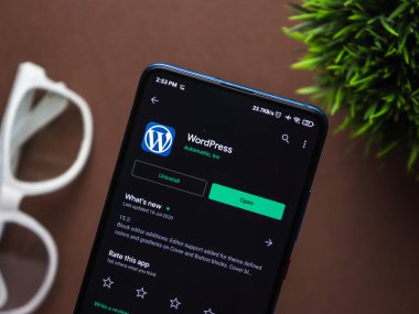 Assam, Hindistan - 2 Ağustos 2020: akıllı telefon ekranında Wordpress logosu. WordPress web sitesi için açık kaynaklı bir yazılımdır..