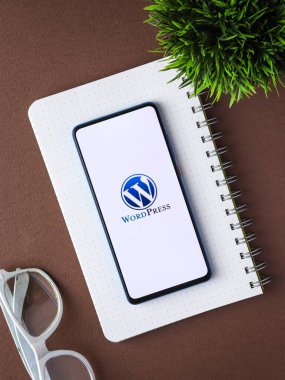 Assam, Hindistan - 2 Ağustos 2020: akıllı telefon ekranında Wordpress logosu. WordPress web sitesi için açık kaynaklı bir yazılımdır..